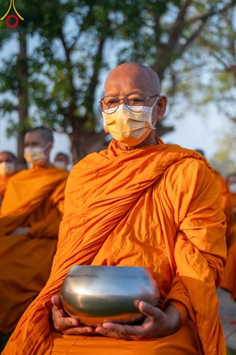 ภาพ No.101821:ตักบาตรพระ 10,000 รูป เติมบุญให้แผ่นดิน เนื่องในโอกาส 192 ปี จังหวัดกาญจนบุรี หนึ่งในโครงการตักบาตรพระ 2,000,000 รูป  77 จังหวัดทุกวัดทั่วไทย วันจันทร์ที่ 11 ธันวาคม พ.ศ. 2566 บริเวณถนนสองแคว (SKY WALK) เมืองกาญจนบุรี