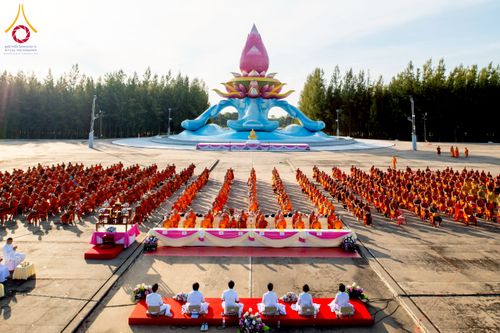 ภาพ No.250543:วันพุธที่ 8 ตุลาคม พ.ศ. 2568 พิธีตักบาตรเทโวโรหณะ ณ ลานธรรมปทุมรัตน์ธรรมเจดีย์ พุทธอุทยานนานาชาติ อ.โพนพิสัย จ.หนองคาย