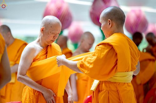 ภาพ No.229152:วันเสาร์ที่ 14 มิถุนายน พ.ศ. 2568 พิธีบรรพชา , พิธีถวายบาตร , พิธีอุปสมบท ในโครงการบรรพชาอุปสมบทหมู่ ผู้บริหารรุ่นที่ 15 และ อุดมศึกษา รุ่นที่ 52 ณ โบสถ์พระไตรปิฎก วัดพระธรรมกาย