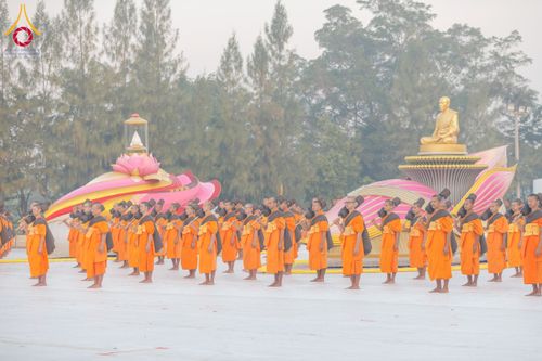 ภาพ No.191690:พระธรรมยาตราปฏิบัติธรรม และถ่ายภาพหมู่ประวัติศาสตร์ ณ อนุสรณ์สถานคลองบางนางแท่น อ.สามพราน จ.นครปฐม ในโครงการธรรมยาตรา กตัญญูบูชา มหาปูชนียาจารย์ พระมงคลเทพมุนี(สด จนฺทสโร) พระผู้ปราบมาร อนุสรณ์สถาน 7 แห่ง ปีที่ 13 วันที่ 8 มกราคม พ.ศ. 2568