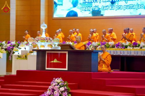 ภาพ No.232022:วันอาทิตย์ที่ 6 กรกฏาคม พ.ศ. 2568 พิธีตักบาตร ข้าวสารอาหารแห้ง  พิธีบูชาข้าวพระ สัมมนาพิเศษราชเหล็ก ณ สภาธรรมกายสากล วัดพระธรรมกาย