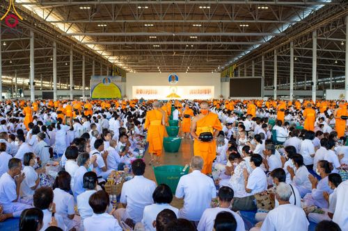 ภาพ No.92114:พิธีตักบาตร ในวันทอดกฐินสามัคคี ประจำปีพุทธศักราช 2566 วันอาทิตย์ต้นเดือนที่ 5 พฤศจิกายน พ.ศ. 2566 ณ สภาธรรมกายสากล วัดพระธรรมกาย จ.ปทุมธานี