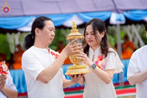 ภาพ No.255473:วันที่ 13 ตุลาคม พ.ศ. 2568 พิธีบรรจุพระบรมสารีริกธาตุ ผูกผ้า 7 สี เพื่อความเป็นสิริมงคล  และ ยกช่อฟ้า ประดิษฐานบนหลังคาอุโบสถวัดทุ่งเจริญธรรม ถวายบูชาธรรม 81 ปี หลวงพ่อธัมมชโย โดยคณะศิษยานุศิษย์ ณ วัดทุ่งเจริญธรรม อ.อมก๋อย จ.เชียงใหม่