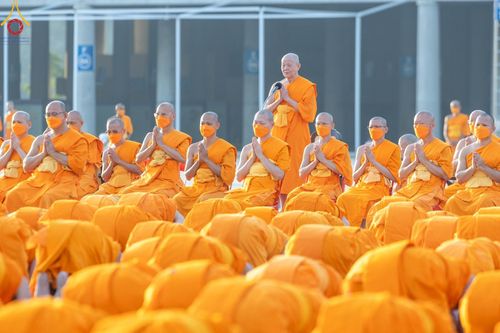 ภาพ No.102278:พระธรรมทายาทในโครงการอุปสมบทหมู่ บูชาธรรมมหาปูชนียาจารย์ ร่วมปฏิบัติธรรม ถ่ายภาพหมู่ประวัติศาสตร์ และรับฟังโอวาทจากหลวงพ่อทัตตชีโว ณ ลานธรรม พระมหาธรรมกายเจดีย์ วัดพระธรรมกาย วันที่ 15 ธันวาคม พ.ศ. 2566