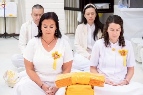 ภาพ No.252239:วันที่ 4-5 ตุลาคม พ.ศ. 2568  วัดพระธรรมกายแคลิฟอร์เนีย ประเทศสหรัฐอเมริกา ได้จัดพิธีตัดปอยผม โดยคณะสงฆ์ ญาติ ๆ และสาธุชน ให้กับนาคธรรมทายาท 8 ท่าน และได้จัดพิธีบรรพชา-อุปสมบท ฉลองพิธีทอดกฐินบรมจักรพรรดิ สร้างอุโบสถ 82 ปี บูชาธรรมหลวงพ่อธัมมชโย