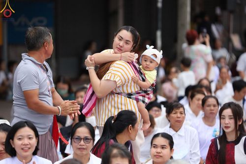 ภาพ No.146244:ตักบาตรพระ 1,384 รูป ทำบุญเมืองฝางครบรอบ 1,383 ปี ถวายเป็นพระราชกุศลแด่พระบาทสมเด็จพระเจ้าอยู่หัว เนื่องในโอกาสพระราชพิธีมหามงคล เฉลิมพระชนมพรรษา 6 รอบ 72 พรรษา วันเสาร์ที่ 27 กรกฎาคม พ.ศ.2567  ณ ถนนหน้าที่ว่าการอำเภอฝาง จ.เชียงใหม่