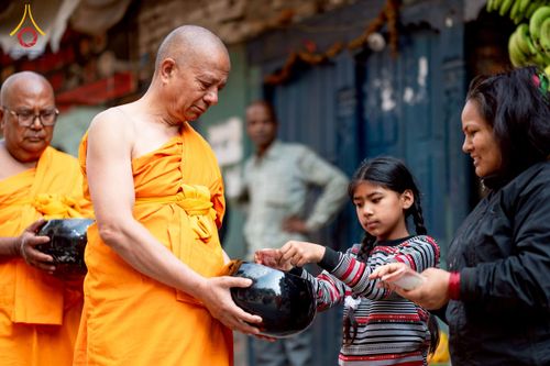 ภาพ No.213112:วันที่ 17 - 18 มีนาคม พ.ศ. 2568 คณะสงฆ์และสามเณรเดินบิณฑบาต รอบเมืองในพื้นที่ วัดสยมภูวนาถและราชวังปาตัน ณ เมืองกาฐมาณฑุ ประเทศเนปาล