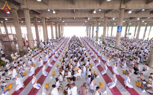 ภาพ No.62733:พิธีขอขมามอบผ้าไตร ในโครงการอุปสมบทหมู่ บูชาธรรมหลวงพ่อธัมมชโย พ.ศ.2567  โครงการอุปสมบทหมู่ธรรมทายาท ระดับอุดมศึกษา รุ่นที่51 (ภาคฤดูร้อน) โครงการบวชพระนานาชาติ AEC และ WAB รุ่นผู้บริหาร(รุ่นที่2) ณ ลานธรรม พระมหาธรรมกายเจดีย์ วันที่ 13 เมษายน พ.ศ. 2567