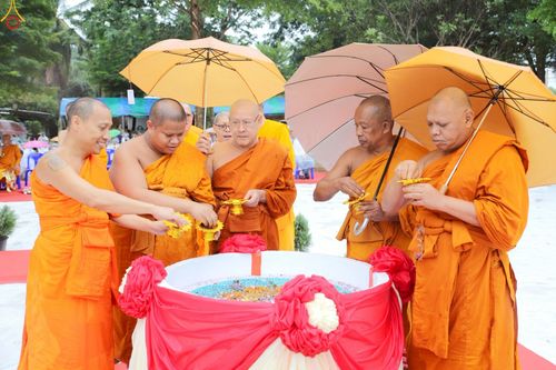 ภาพ No.234077:วันอาทิตย์ที่ 20 กรกฎาคม พ.ศ.2568 พิธีทอดผ้าป่า และพิธีตอกเสาเข็มต้นแรก สร้างอาคารปฏิบัติธรรมพระมงคลเทพมุนี ณ ศูนย์ปฏิบัติธรรมสุราษฏร์ธานี