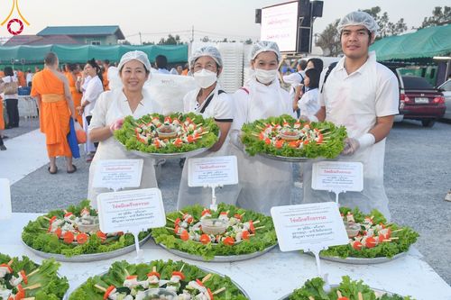 ภาพ No.108091:พิธีถวายภัตตาหารเป็นสังฆทาน แด่คณะพระธรรมยาตราฯ ในโครงการธรรมยาตรากตัญญูบูชา มหาปูชนียาจารย์ พระมงคลเทพมุนี(สด จนฺทสโร) พระผู้ปราบมาร อนุสรณ์สถาน 7 แห่ง ปีที่ 12 วันที่ 8 มกราคม พ.ศ. 2567 ณ อนุสรณ์สถานมหาวิหารพระมงคลเทพมุนี (โลตัสแลนด์) อ.สองพี่น้อง จ.สุ