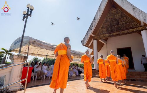 ภาพ No.275890:วันพุธที่ 3 ธันวาคม พ.ศ. 2568 พิธีบรรพชาอุปสมบท โครงการอุปสมบทบูชาธรรมมหาปูชนียาจารย์ ศูนย์อบรม : ศูนย์ส่งเสริมศีลธรรม จ.พะเยา ณ โบราณสถานพระธาตุจอมทอง และ โบสถ์กลางน้ำ วัดพระธาตุศรีโคมคำ อำเภอเมือง จังหวัดพะเยา