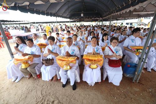 ภาพ No.91401:พิธีทอดผ้าป่ายกยอดดอกบัวสิริปทุมทิพย์  ประดิษฐาน ณ ปทุมเจดีย์  (เจดีย์พระพุทธเจ้า ๕ พระองค์) ณ ศูนย์อบรมเยาวชนจังหวัดปัตตานี 22 ตุลาคม พ.ศ.2566