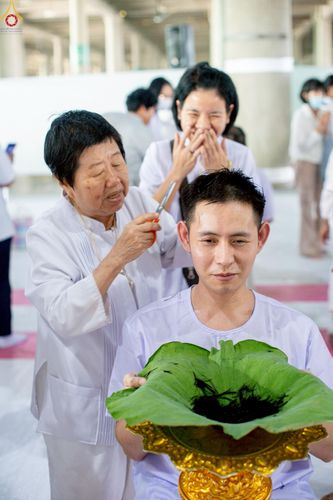 ภาพ No.248602:วันที่ 28 กันยายน พ.ศ. 2568 พิธีตัดปอยผม และปลงผม โครงการอุปสมบทบูชาธรรม 141 ปี พระมงคลเทพมุนี ณ วิหารคด วัดพระธรรมกาย