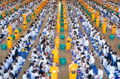 ภาพ No.177578:พิธีตักบาตรและพิธีบูชาข้าวพระ ในวันอาทิตย์ต้นเดือนที่ 1 ธันวาคม พ.ศ. 2567 ณ สภาธรรมกายสากล วัดพระธรรมกาย