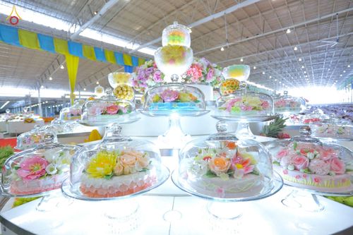 ภาพ No.80828:พิธีตักบาตร , พิธีบูชาข้าวพระในวันอาทิตย์ต้นเดือน วันที่ 7 พฤษภาคม พ.ศ. 2566 ณ วัดพระธรรมกาย