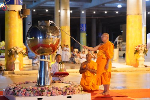 คณะสงฆ์และสาธุชนร่วมใจกัน สวดมนต์บทธัมมจักกัปปวัตนสูตร ครบ 6,315,808,080 จบ และจุดประทีปแปรอักษร ถวายเป็นพุทธบูชา เนื่องในวาระ "ฉลองอายุวัฒนมงคล 80 ปี หลวงพ่อธัมมชโย" ณ ลานธรรม มหารัตนวิหารคด วัดพระธรรมกาย