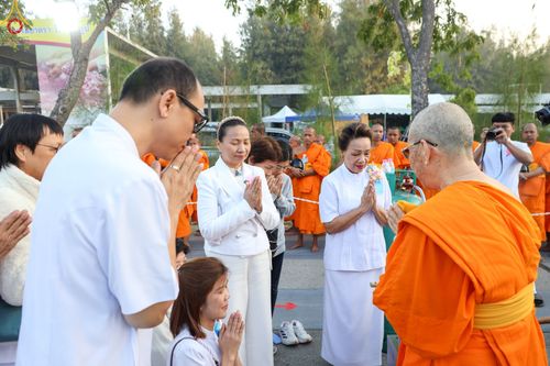 ภาพ No.190025:พิธีถวายภัตตาหารเป็นสังฆทาน แด่พระธรรมยาตรา ณ อนุสรณ์สถานมหาวิหารพระมงคลเทพมุนี (โลตัสแลนด์) อ.สองพี่น้อง จ.สุพรรณบุรี ในโครงการธรรมยาตรา กตัญญูบูชา มหาปูชนียาจารย์ พระมงคลเทพมุนี(สด จนฺทสโร) พระผู้ปราบมาร อนุสรณ์สถาน 7 แห่ง ปีที่ 13 วันที่ 6 มกราคม 2568