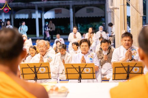 ภาพ No.193720:สาธุชนถวายภัตตาหารเป็นสังฆทาน แด่พระธรรมยาตรา ณ อนุสรณ์สถานมหาวิหารพระมงคลเทพมุนี (โลตัสแลนด์) อ.สองพี่น้อง จ.สุพรรณบุรี ในโครงการธรรมยาตรา กตัญญูบูชา มหาปูชนียาจารย์ พระมงคลเทพมุนี(สด จนฺทสโร) พระผู้ปราบมาร ปีที่ 13 วันที่ 12 มกราคม พ.ศ.2568