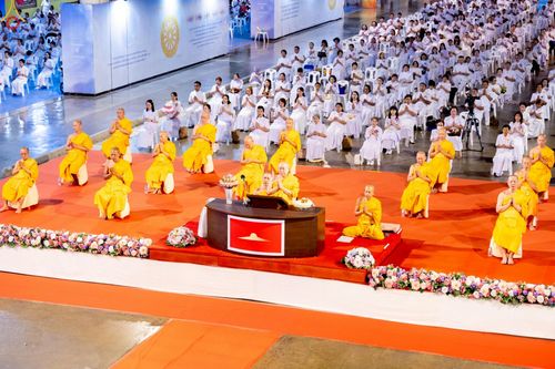 ภาพ No.241185:วันพุธที่ 27 สิงหาคม พ.ศ. 2568 พิธีฉลองชัยสวดมนต์ บทธัมมจักกัปปวัตตนสูตร ครบ 7,650,575,757 จบ ในวันธรรมชัย วัดพระธรรมกาย