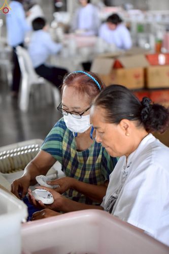 ภาพ No.239985:วันที่ 20-23 สิงหาคม พ.ศ. 2568 การเตรียมงานวันธรรมชัย ใส่ถ่านประทีป LED ที่วิหารคด 7 และ 25 วัดพระธรรมกาย