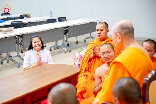 ภาพ No.222977:วันที่ 23 เมษายน พ.ศ. 2568 หลวงพ่อทัตตชีโวต้อนรับคณะสงฆ์ World Pec ณ อาคาร 100 ปี คุณยายมหารัตนอุบาสิกาจันทร์ ขนนกยูง วัดพระธรรมกาย