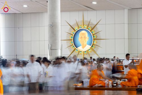 ภาพ No.245118:วันพุธที่ 10 กันยายน พ.ศ. 2568 พิธีถวายภัตตาหารเมนูสวรรค์ เนื่องในวันครบ 25 ปี วันละสังขารคุณยายอาจารย์มหารัตนอุบาสิกาจันทร์ ขนนกยูง ณ หอฉันคุณยายอาจารย์ฯ วัดพระธรรมกาย