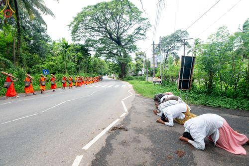 ภาพ No.140686:PhotoStory มหาศรัทธา ธรรมยาตราศรีลังกา EP.4 โครงการสยาม-ลังกา ธรรมยาตรา ฉลองเทศกาลวิสาขบูชาแห่งชาติ ศรีลังกา  บูชาธรรม 80 ปีหลวงพ่อธัมมชโย เส้นทางจาก เมืองดัมบูลลา ไปยัง เมืองมาตะเล  ตั้งแต่วันที่ 17-20 พฤษภาคม พ.ศ. 2567