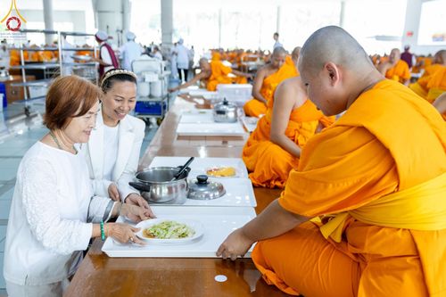 ภาพ No.169769:พิธีถวายภัตตาหารเมนูสวรรค์ "เพื่อการบรรลุธรรม" เนื่องในวันลอยกระทง (ขึ้น 15 ค่ำ เดือน 12) วันศุกร์ที่ 15 พฤศจิกายน พ.ศ. 2567 ณ หอฉันคุณยายอาจารย์ฯ วัดพระธรรมกาย