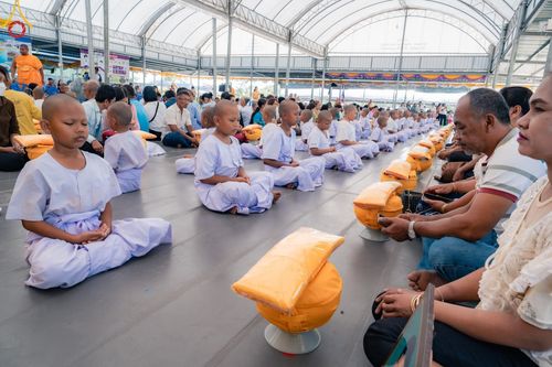 ภาพ No.133445:พิธีขอขมารับผ้าไตร, พิธีบรรพชาสามเณร, สามเณรออกบิณฑบาต ในโครงการบรรพชาสามเณร ฟื้นฟูพระพุทธศาสนาทั่วไทย  ณ ศูนย์ปฏิบัติธรรม และอบรมเยาวชนเมืองยะลา วันที่ 3 เมษายน พ.ศ. 2567