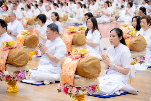 ภาพ No.180815:พิธีถวายภัตตาหารเมนูสวรรค์ และพิธีถวายอุปกรณ์กันหนาว แด่คณะพระภิกษุสามเณรวัดพระธรรมกาย วันอาทิตย์ที่ 8 ธันวาคม พ.ศ.2567 ณ สภาธรรมกายสากล วัดพระธรรมกาย