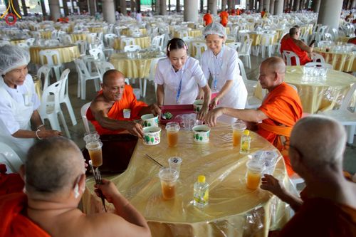 ภาพ No.219277:บรรยากาศการเดินทางเข้าวัดพระธรรมกาย , การต้อนรับปฏิสันถาร , การฉันภัตตาหารเช้า , การลงทะเบียนพระสังฆาธิการ  เนื่องในวันคุ้มครองโลก พิธีถวายมหาสังฆทานคณะสงฆ์ 40,000 กว่าวัดทั่วประเทศ ณ วัดพระธรรมกาย