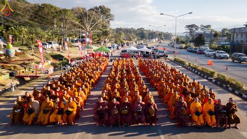 ภาพ No.187151:พิธีตักบาตรพระ ๕๐๐ รูป "สร้างบุญใหญ่ ส่งท้ายปีเก่า ต้อนรับปีใหม่ ๒๕๖๘" วันเสาร์ที่ ๒๘ ธันวาคม พ.ศ. ๒๕๖๗ ณ ถนนหน้าที่ว่าการอำเภอภูเรือ จังหวัดเลย