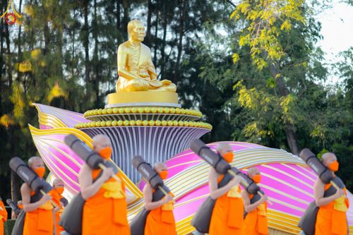 ภาพ No.104395:พระธรรมยาตราร่วมปฏิบัติธรรม และถ่ายภาพหมู่ประวัติศาสตร์ หน้ามหาวิหารพระมงคลเทพมุนี วันที่ 27 ธันวาคม พ.ศ. 2566