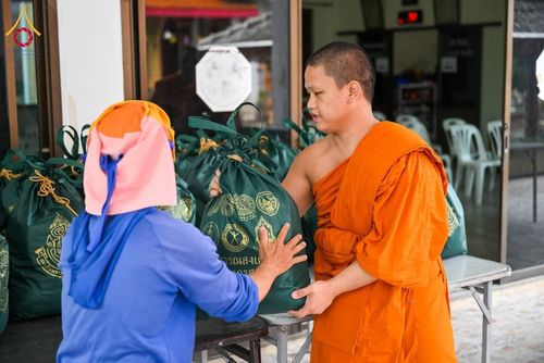 ภาพ No.159345:วันศุกร์ที่ 25 กันยายน พ.ศ. 2567 วัดพระธรรมกาย มูลนิธิธรรมกาย และคณะศิษยานุศิษย์ฯ ร่วมสมทบกัปปิยภัณฑ์ จำนวน 200,000 บาท สนับสนุนสำนักงานเจ้าคณะใหญ่หนตะวันออก ฝ่ายสาธารณสงเคราะห์ของมหาเถรสมาคม เพื่อช่วยเหลือผู้ประสบอุทกภัย