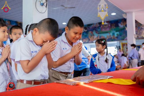 ภาพ No.197449:พิธีทอดผ้าป่าทำนุบำรุงศาสนสถาน ณ วัดโบสถ์(บน) ตำบลบางคูเวียง อำเภอบางกรวย จังหวัดนนทบุรี ในโครงการธรรมยาตรา กตัญญูบูชา มหาปูชนียาจารย์ พระมงคลเทพมุนี(สด จนฺทสโร) พระผู้ปราบมาร อนุสรณ์สถาน 7 แห่ง ปีที่ 13 วันที่ 17 มกราคม พ.ศ. 2568