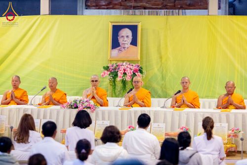 ภาพ No.194905:พิธีถวายภัตตาหารเป็นสังฆทาน แด่พระธรรมยาตรา ณ อนุสรณ์สถานมหาวิหารพระมงคลเทพมุนี (โลตัสแลนด์) อ.สองพี่น้อง จ.สุพรรณบุรี ในโครงการธรรมยาตรา กตัญญูบูชา มหาปูชนียาจารย์ พระมงคลเทพมุนี(สด จนฺทสโร) พระผู้ปราบมาร แห่ง ปีที่ 13 วันที่ 14 มกราคม พ.ศ.2568