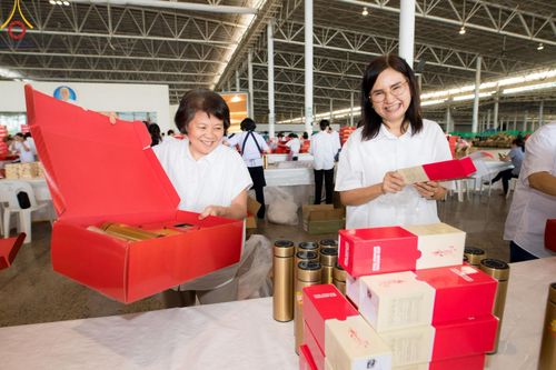 ภาพ No.212259:วันพุธที่ 19 มีนาคม พ.ศ. 2568 การบรรจุไทยธรรมลงกล่องสำเร็จ 43,500 กล่อง เพื่อถวายแด่พระสังฆาธิการ 40,000 กว่าวัดทั่วไทย ในวันคุ้มครองโลก 22 เมษายน พ.ศ. 2568 ณ บ้านแก้วเรือนทองคุณยายฯ วัดพระธรรมกาย