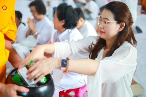 ภาพ No.145734:พิธีตักบาตรฉลองพระใหม่ รุ่นเข้าพรรษา ณ วิหารคด วัดพระธรรมกาย วันเสาร์ที่ 20 กรกฎาคม พ.ศ. 2567