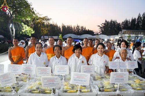 ภาพ No.106691:พิธีถวายภัตตาหารเป็นสังฆทาน แด่คณะพระธรรมยาตราฯ ในโครงการธรรมยาตรากตัญญูบูชา มหาปูชนียาจารย์ พระมงคลเทพมุนี(สด จนฺทสโร) พระผู้ปราบมาร อนุสรณ์สถาน 7 แห่ง ปีที่ 12 วันที่ 6 มกราคม พ.ศ. 2567 ณ อนุสรณ์สถานโลตัสแลนด์ จ.สุพรรณบุรี