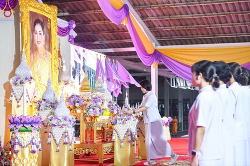 ภาพ No.138964:กิจกรรมเฉลิมพระเกียรติ สมเด็จพระนางเจ้าฯ พระบรมราชินี เนื่องในโอกาสวันเฉลิมพระชนมพรรษา พิธีเจริญพระพุทธมนต์ , ทำบุญตักบาตรพระสงฆ์ ถวายพระราชกุศล , พิธีถวายเครื่องราชสักการะ , และพิธีจุดเทียนถวายพระพรชัยมงคล วันที่ 3 มิถุนายน พ.ศ. 2567 ณ อาคารโถงช้าง วัดพ