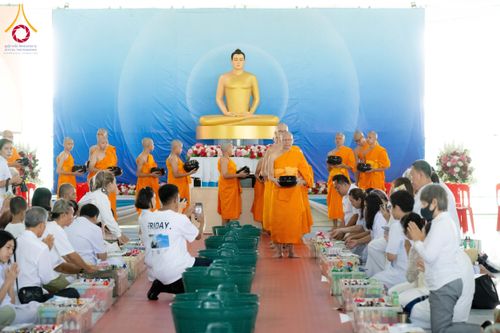 ภาพ No.145662:พิธีตักบาตรโครงการบรรพชาสามเณร โรงเรียนนานาชาติ รุ่นที่ 13 ณ มหารัตนวิหารคด 9 วัดพระธรรมกาย วันเสาร์ที่ 20 กรกฎาคม พ.ศ. 2567