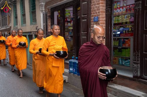 ภาพ No.132539:สามเณรเนปาล บิณฑบาต ย่านทาเมล เมืองกาฐมาณฑุ และเมืองปาฏัน ในโครงการบรรพชา 1,250 รูป ประเทศเนปาล วันที่ 20 มีนาคม พ.ศ. 2567