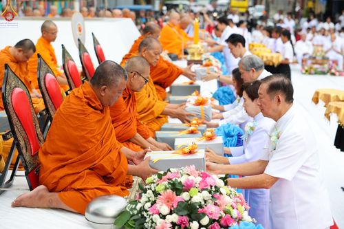 ภาพ No.85900:ตักบาตรพระนานาชาติ 10,000 รูป ใจกลางนครหาดใหญ่ จ.สงขลา วันอาทิตย์ที่ 20 สิงหาคม พ.ศ. 2566
