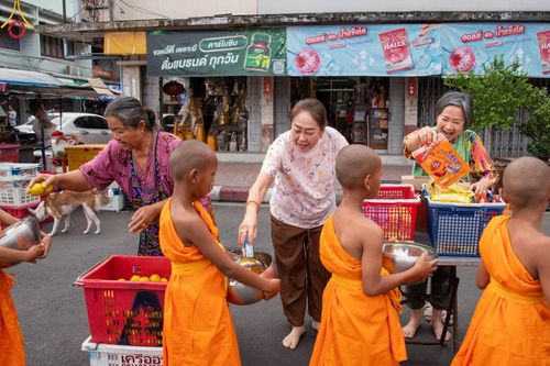 ภาพ No.62051:สามเณรจากศูนย์อบรมเยาวชนสุรินทร์ ออกบิณฑบาต รอบอำเภอเมือง จ.สุรินทร์ ในโครงการบรรพชาสามเณร ฟื้นฟูพระพุทธศาสนาทั่วไทย วันที่ 9 เมษายน พ.ศ. 2567