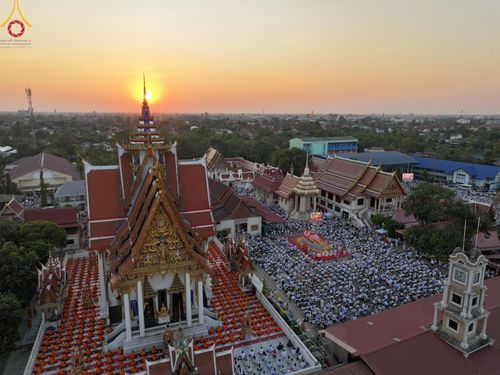 ภาพ No.197149:พิธีจุดประทีปถวายเป็นพุทธบูชา และบูชาธรรมมหาปูชนียาจารย์ ณ วัดโบสถ์(บน) ตำบลบางคูเวียง อำเภอบางกรวย จังหวัดนนทบุรี ในโครงการธรรมยาตรา กตัญญูบูชา มหาปูชนียาจารย์ พระมงคลเทพมุนี(สด จนฺทสโร) พระผู้ปราบมาร อนุสรณ์สถาน 7 แห่ง ปีที่ 13 วันที่ 18 มกราคม พ.ศ. 25