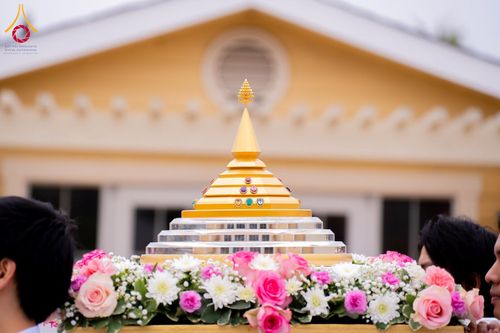 ผอบสีทองประดับอัญมณีวางบนพานดอกไม้ในพิธีทางศาสนา