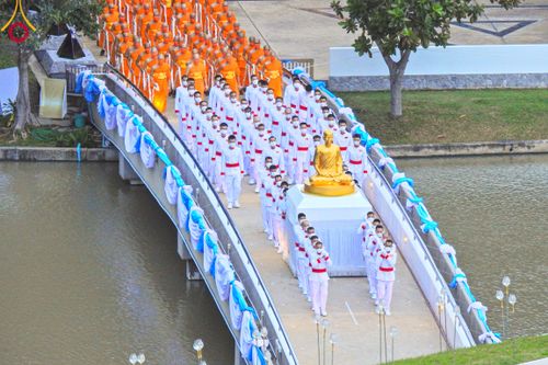 ภาพ No.89201:พิธีอัญเชิญรูปหล่อทองคำ  คุณยายอาจารย์มหารัตนอุบาสิกาจันทร์ ขนนกยูง เพื่อประดิษฐาน ณ มหาวิหารคุณยายอาจารย์ฯ เนื่องในวันครูผู้ค้นพบวิชชาธรรมกาย วันศุกร์ที่ 29 กันยายน พ.ศ. 2566