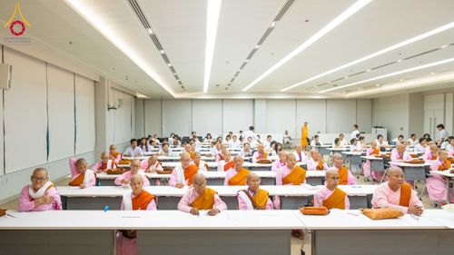 ภาพ No.325336:วันที่ 24 เมษายน พ.ศ.2569  หลวงพ่อทัตตชีโว รองเจ้าอาวาสวัดพระธรรมกาย ถวายการต้อนรับและปฏิสันถารคณะแม่ชีชาวเมียนมา
