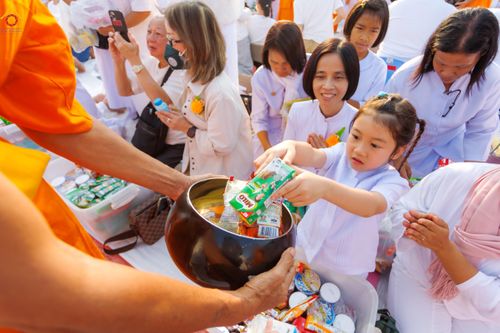 ภาพ No.297665:วันที่ 18 มกราคม พ.ศ. 2569 พิธีตักบาตรพระธรรมยาตรา ณ วัดโบสถ์บน ต.บางคูเวียง จ.นนทบุรี อนุสรณ์สถานลำดับที่ 4 สถานที่เกิดด้วยกายธรรม ในโครงการธรรมยาตรา กตัญญูบูชา มหาปูชนียาจารย์ พระมงคลเทพมุนี(สด จนฺทสโร) พระผู้ปราบมาร อนุสรณ์สถาน 7 แห่ง ปีที่ 14