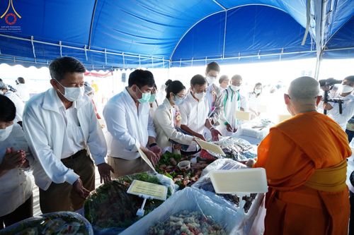 ภาพ No.73913:พิธีถวายภัตตาหารเป็นสังฆทาน แด่คณะพระธรรมยาตราฯ ในโครงการธรรมยาตรากตัญญูบูชา มหาปูชนียาจารย์ พระมงคลเทพมุนี(สด จนฺทสโร) พระผู้ปราบมาร อนุสรณ์สถาน 7 แห่ง ปีที่ 11 วันที่ 23 มกราคม พ.ศ. 2566